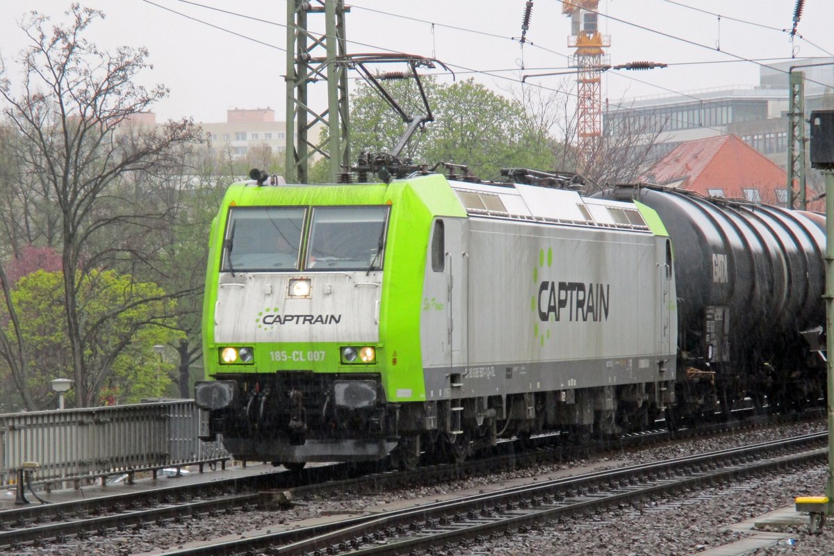 Sir rainer 185-CL-007 catches the rain at Dresden Hbf on 7 April 2017.