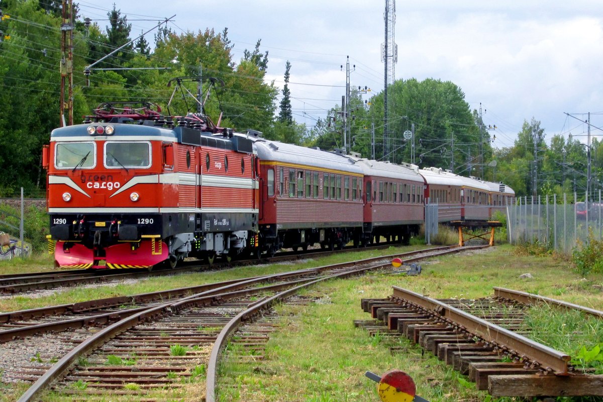 SJ quasi museum loco 1290 hauls an extra train into the -sadly now (until 2021) closed- Railway Museum at Gävle. SJ/Green cargo 1290 is not 4exactly restored back to original conditions: theventilation grilles at the roof are bigger than the original ones and of course, when the Rc4 design was build 1975-1982, Green Cargo did not exist yet. 