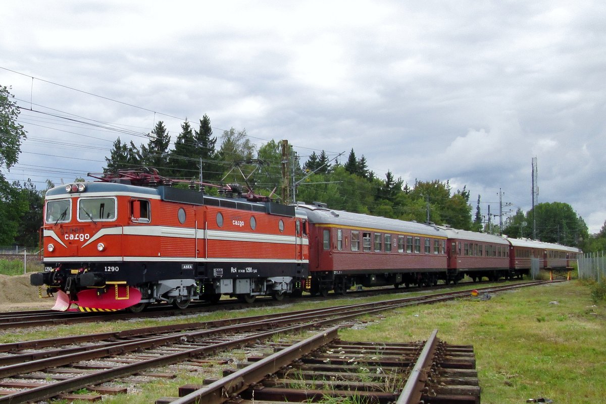 SJ quasi museum loco 1290 hauls an extra train into the -sadly now (until 2021) closed- Railway Museum at Gävle. SJ/Green cargo 1290 is not 4exactly restored back to original conditions: theventilation grilles at the roof are bigger than the original ones and of course, when the Rc4 design was build 1975-1982, Green Cargo did not exist yet. 