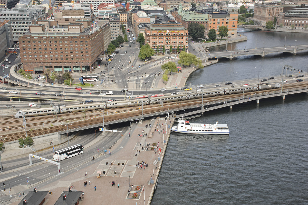 SJ X 2006 between Norra Järnvägsbron and the Centralstation (main station) in Stockholm. Date 25. Juli 2017. The foto was taken from the City Hall Tower.

