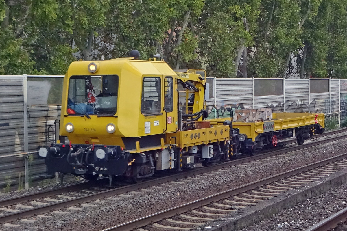 SKl 741 226 passes through Köln Süd on 23 September 2019.