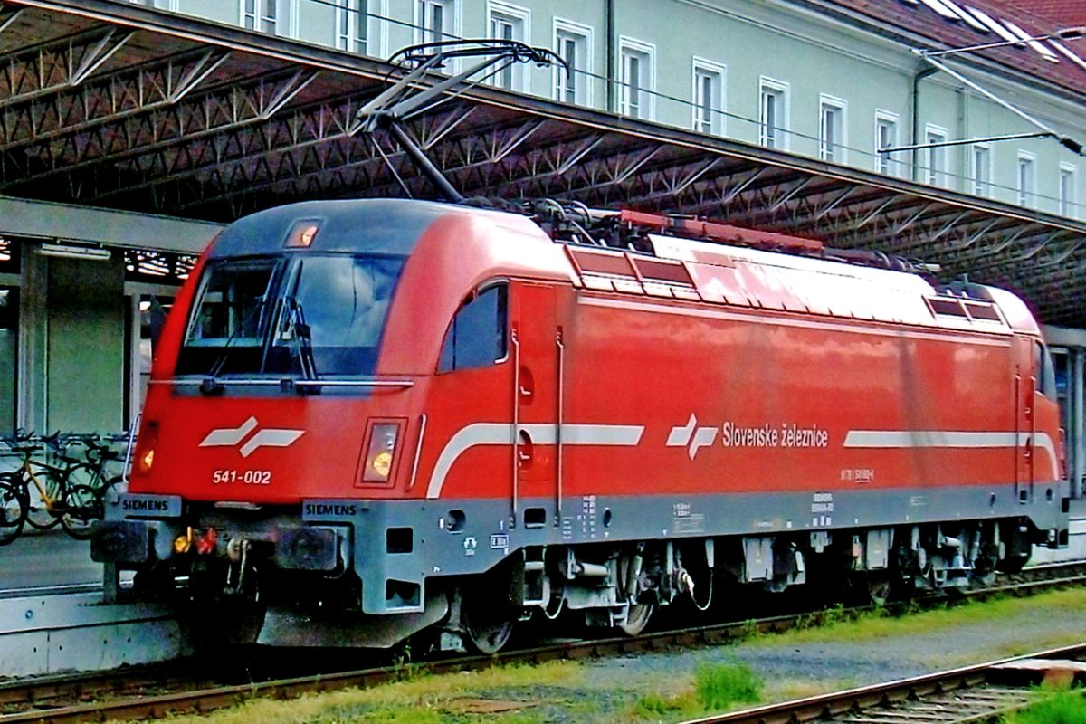 Slovenian Taurus 541-002 stands in Villach Hbf on 19 May 2010.
