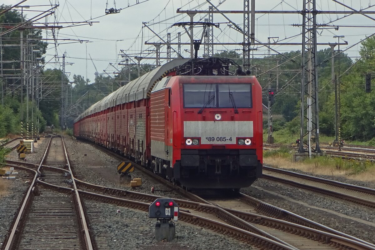 Slowly the daily Daimlertrain with 189 085 at the reins passes through Bad Bentheim on 5 August 2019.