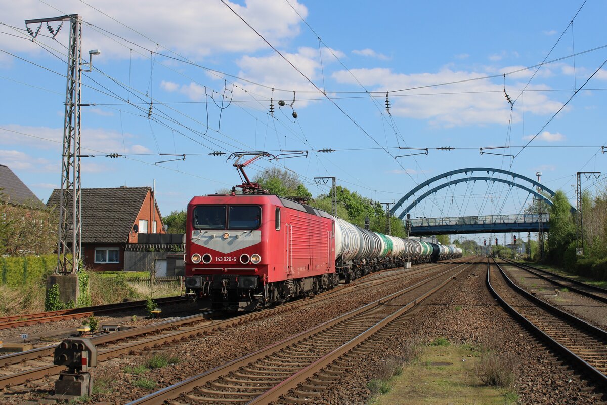 SLRS 143 020 hauls a tank train through Salzbergen on 26 April 2025 and shows her second retro paint job. 