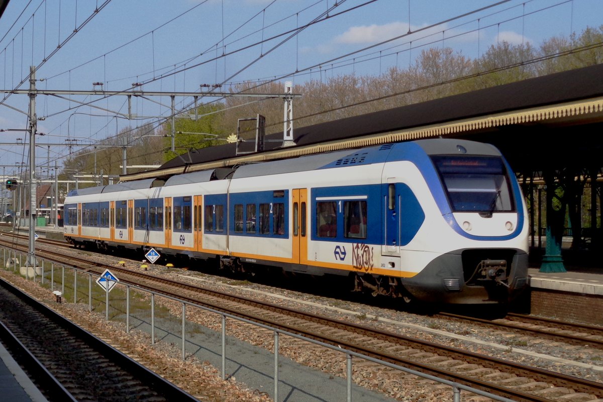 SLT 2452 calls at 's-Hertogenbosch on 14 April 2019.