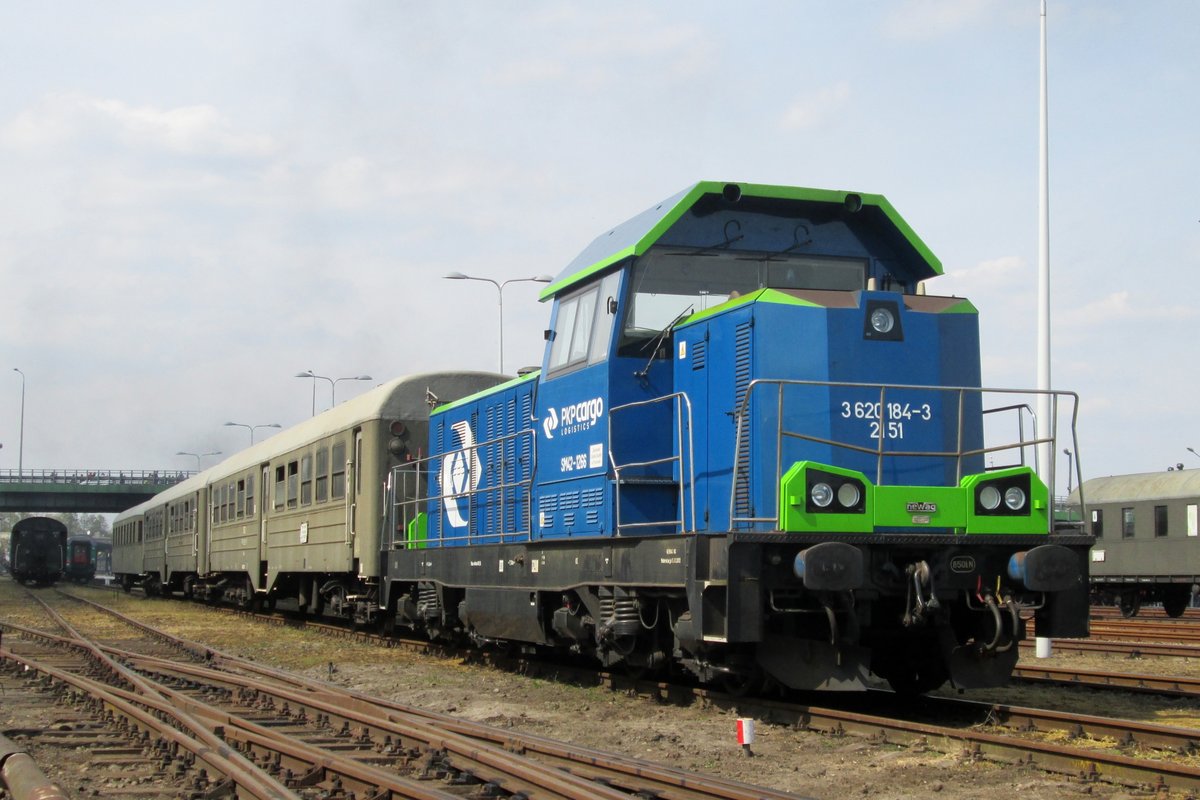 SM 42-1266 shunts with an extra train at Wolsztyn on 30 April 2016.