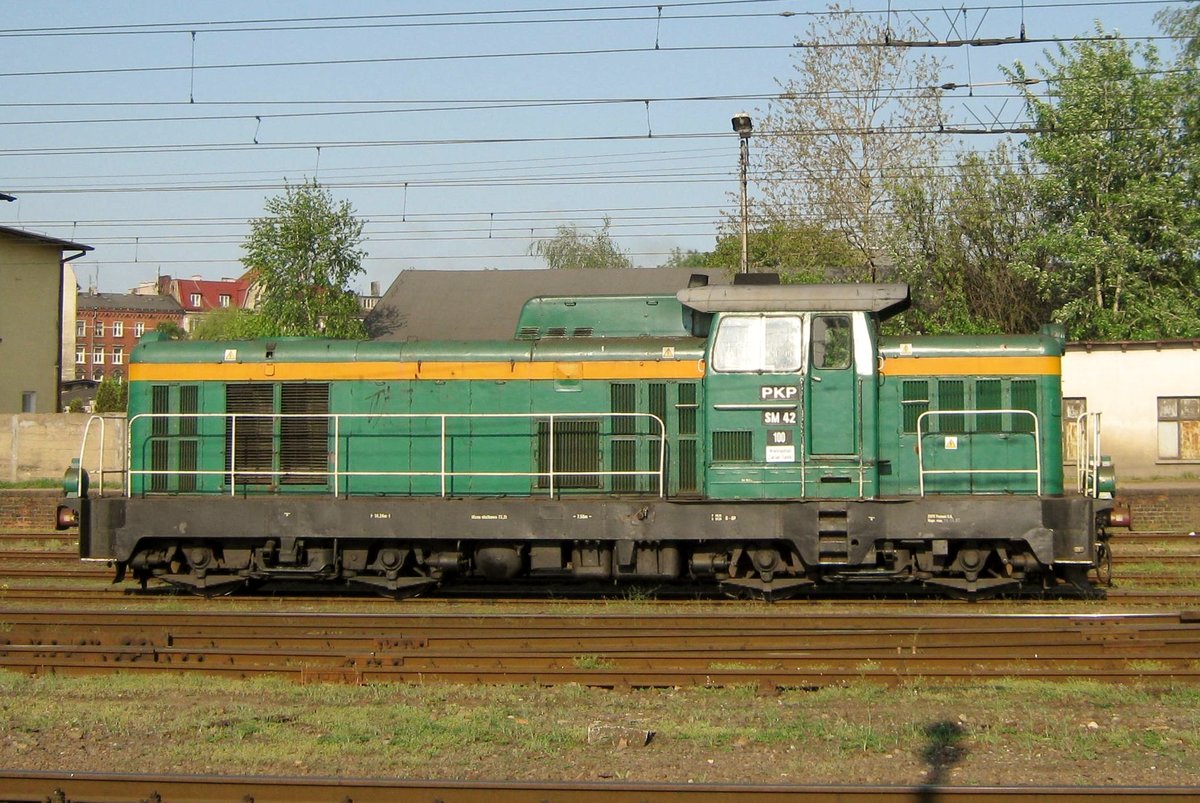 SM42-100 stands at Poznan Glowny on 30 April 2011.