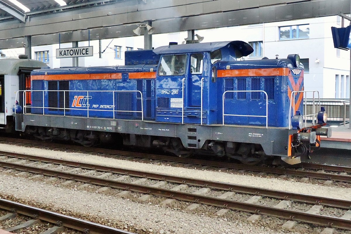 SM42-290 stands at Katowice on 28 May 2015.