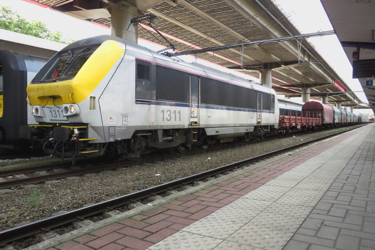 SNCB 1311 hauls a steel train through Charleroi Sud on 16 September 2021.