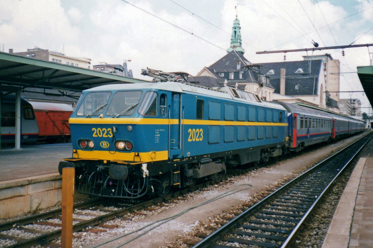 SNCB 2023 stands with an EuroCity to Bruxelles Midi in Luxembourg on 3 August 1997.