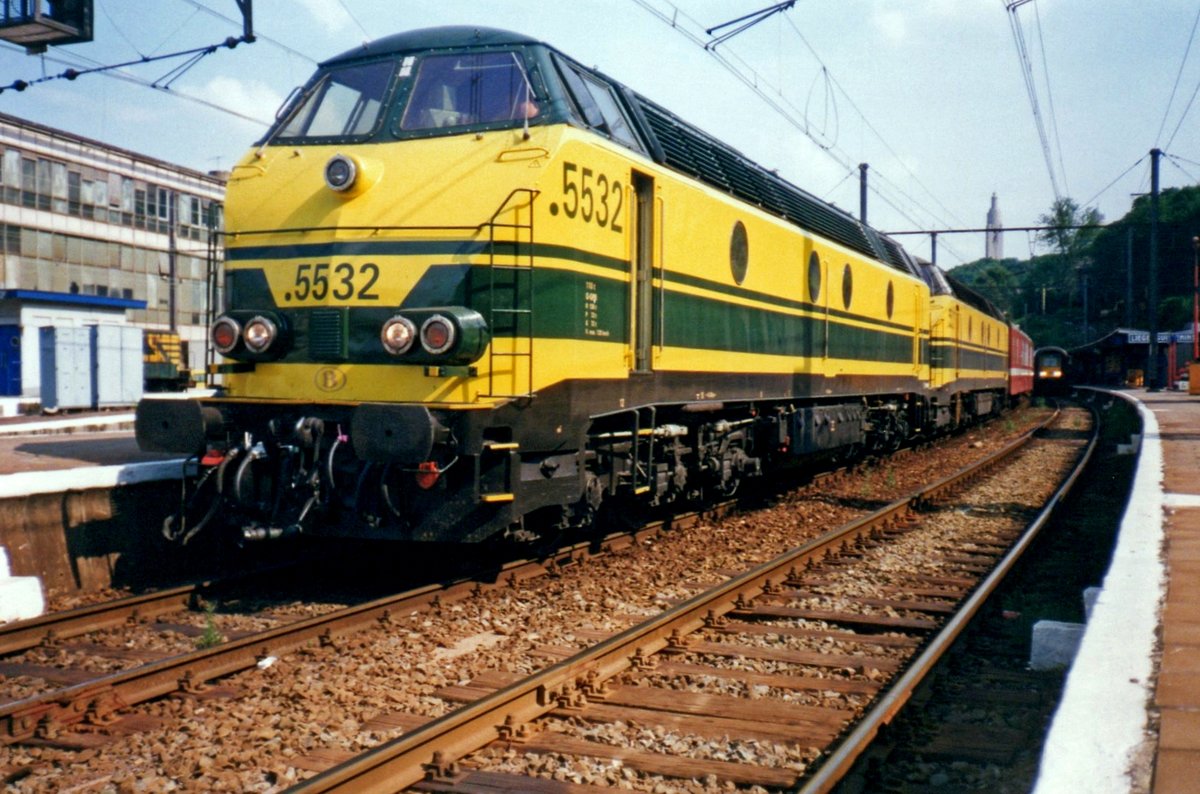 SNCB 5532 with sister loco and M2 coaches ends het journey from Luxembourg at Liége-Guillemins on 13 July 1999.