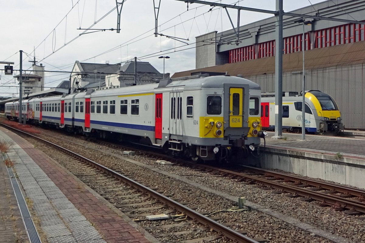 SNCB 624 stands in Charleroi Sud on 22 September 2019.