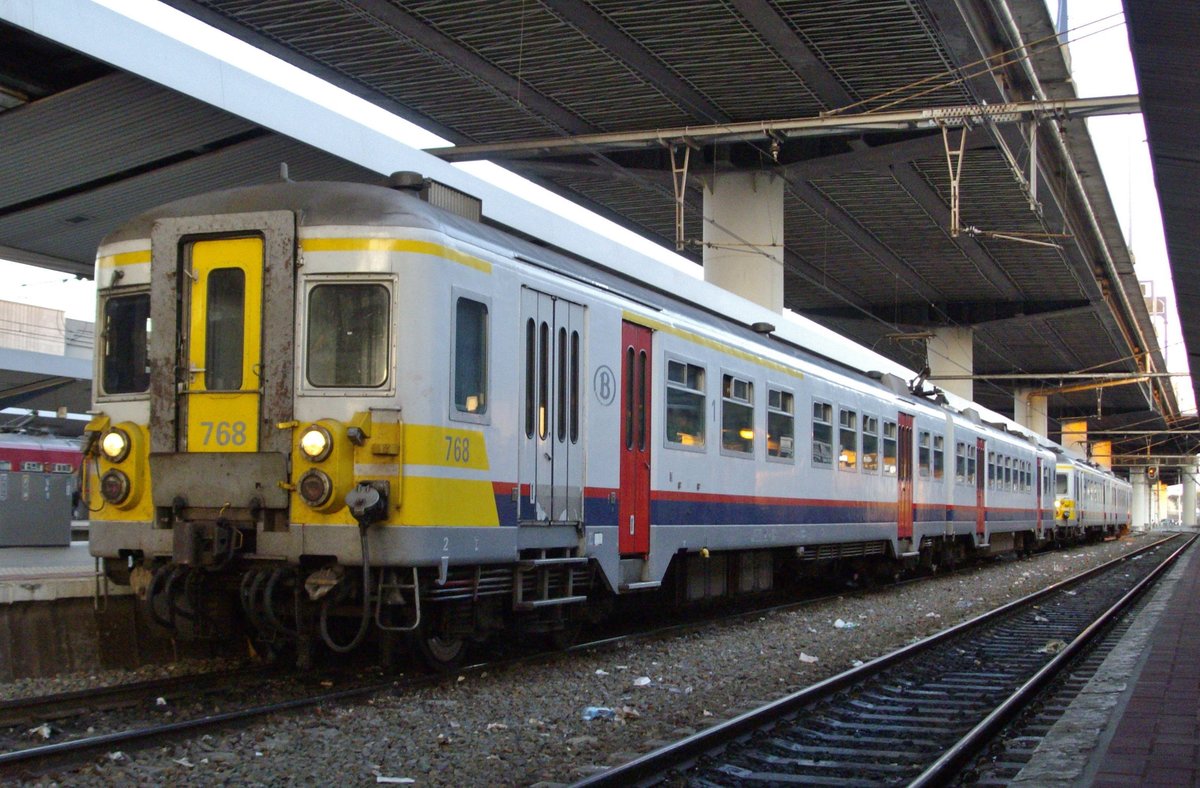 SNCB 768 stands in Charleroi-Sud on the evening of 26 September 2009.