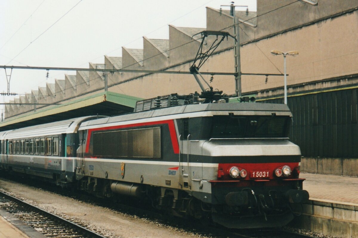 SNCF 15031 stands on 19 May 2004 in Luxembourg Gare with a Corail stock in matching colours.