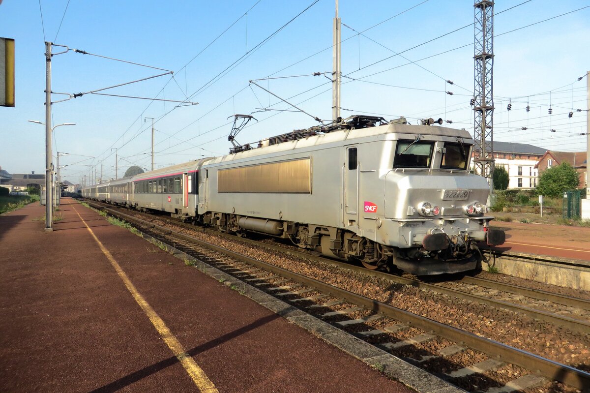 SNCF 22229 calls at Compiegne with a Paris--Maubeuge service on 17 September 2021.