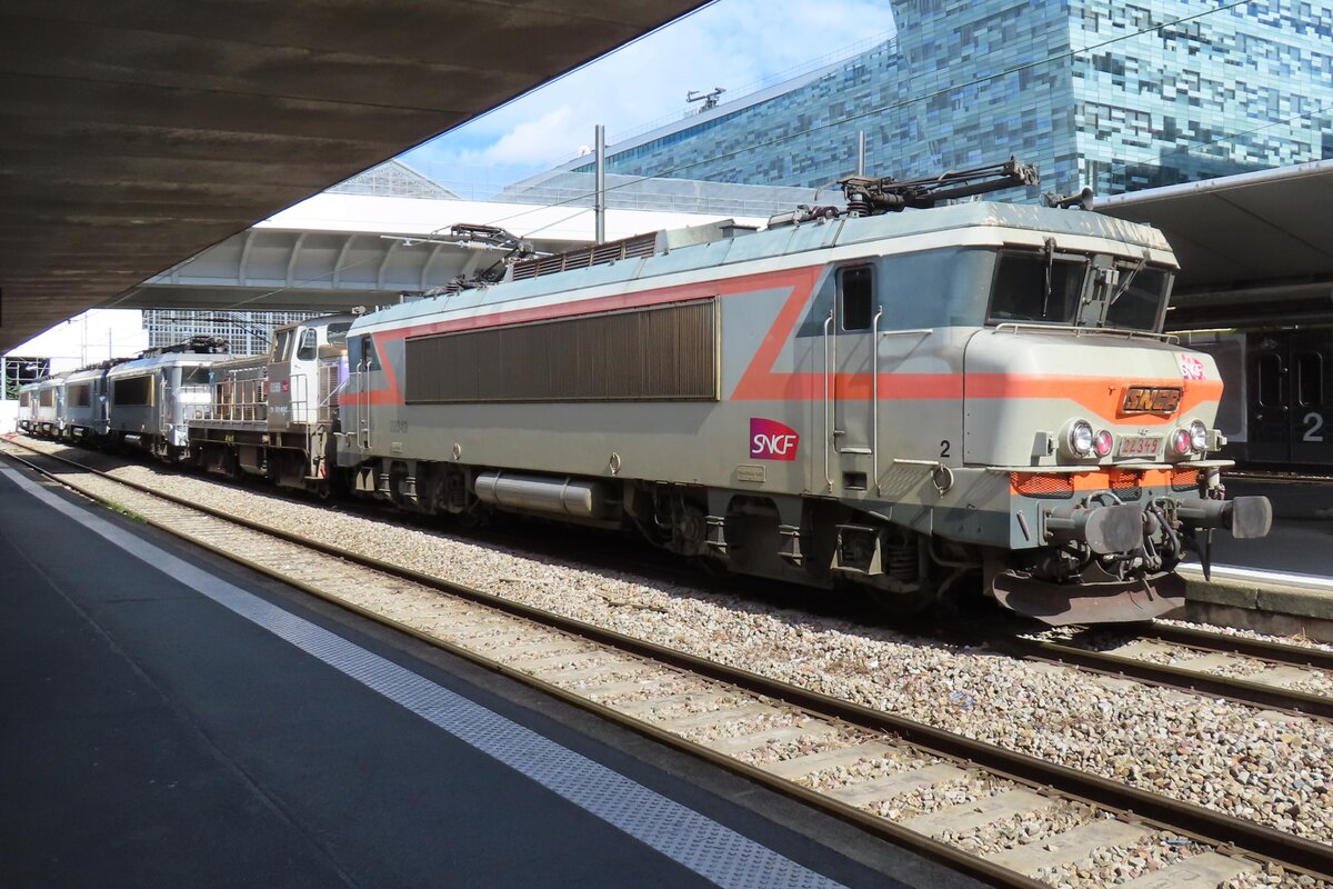 SNCF 22349 hauls a set of decommissioned locomotives out of Paris-Austerlitz on 19 September 2023. That the era of the nez-cassées is coming to an end is evident on 22349, that has her number chalked on her nose without eben a number plate.