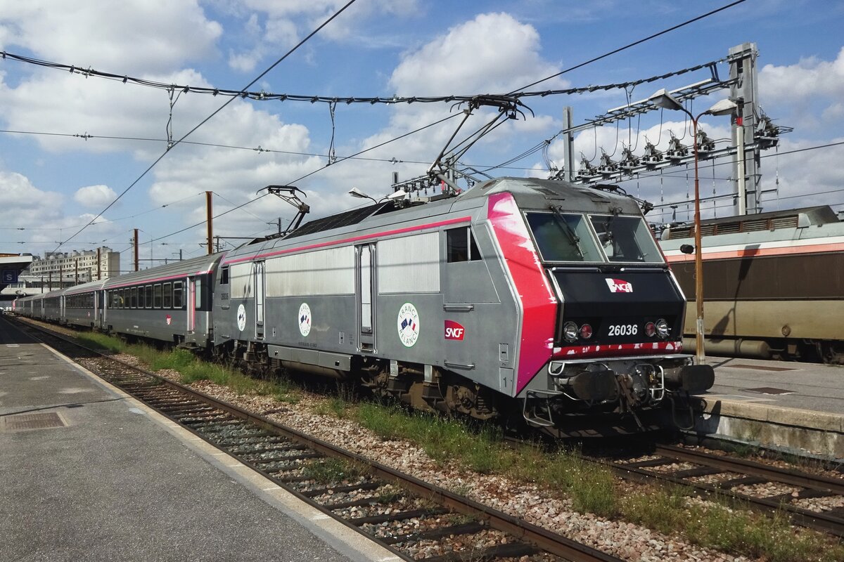 SNCF 26036 advertises for a reliable France (France reliance) at Paris-Bercy on 17 September 2021.