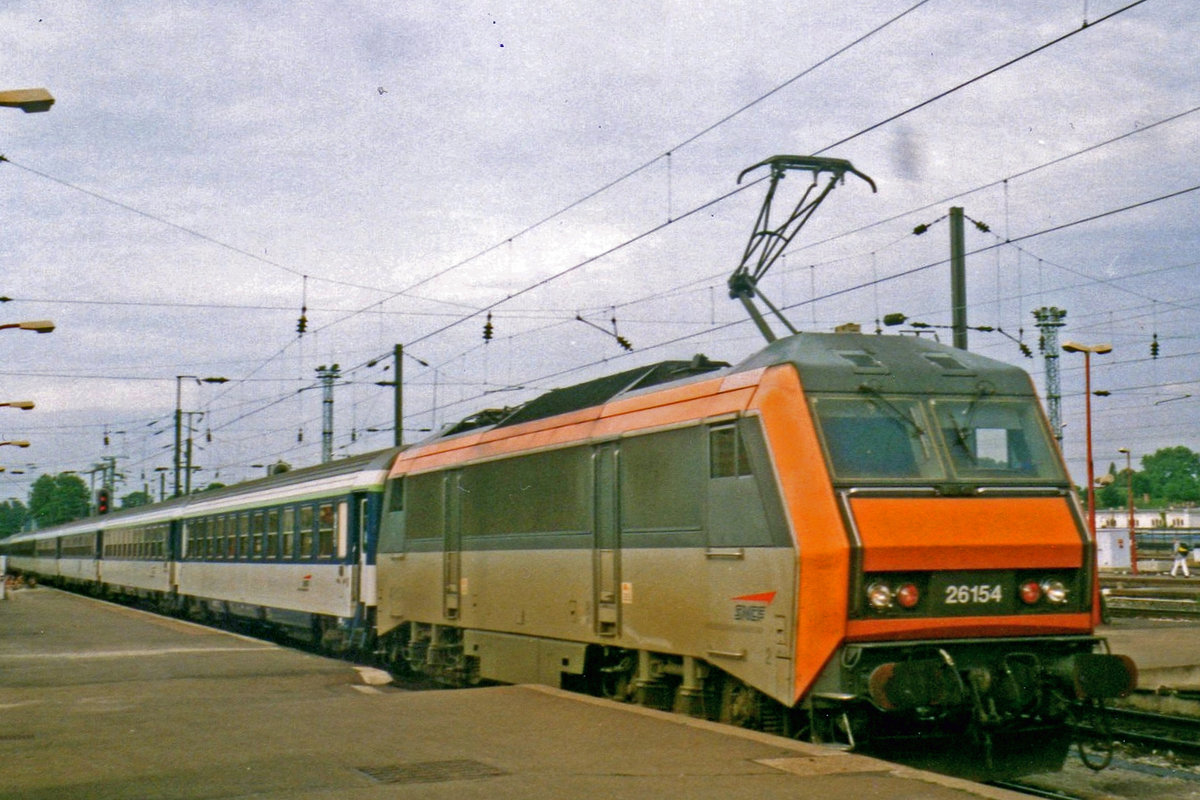 SNCF 26154 hauls a CoRail-Lunea overnight train into Strasbourgn on 27 May 2004.