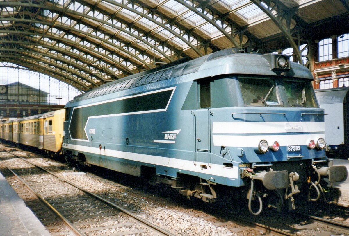 SNCF 67589 stands at Lille-Flandres with an RER to Maubeuge on 20 May 2003.