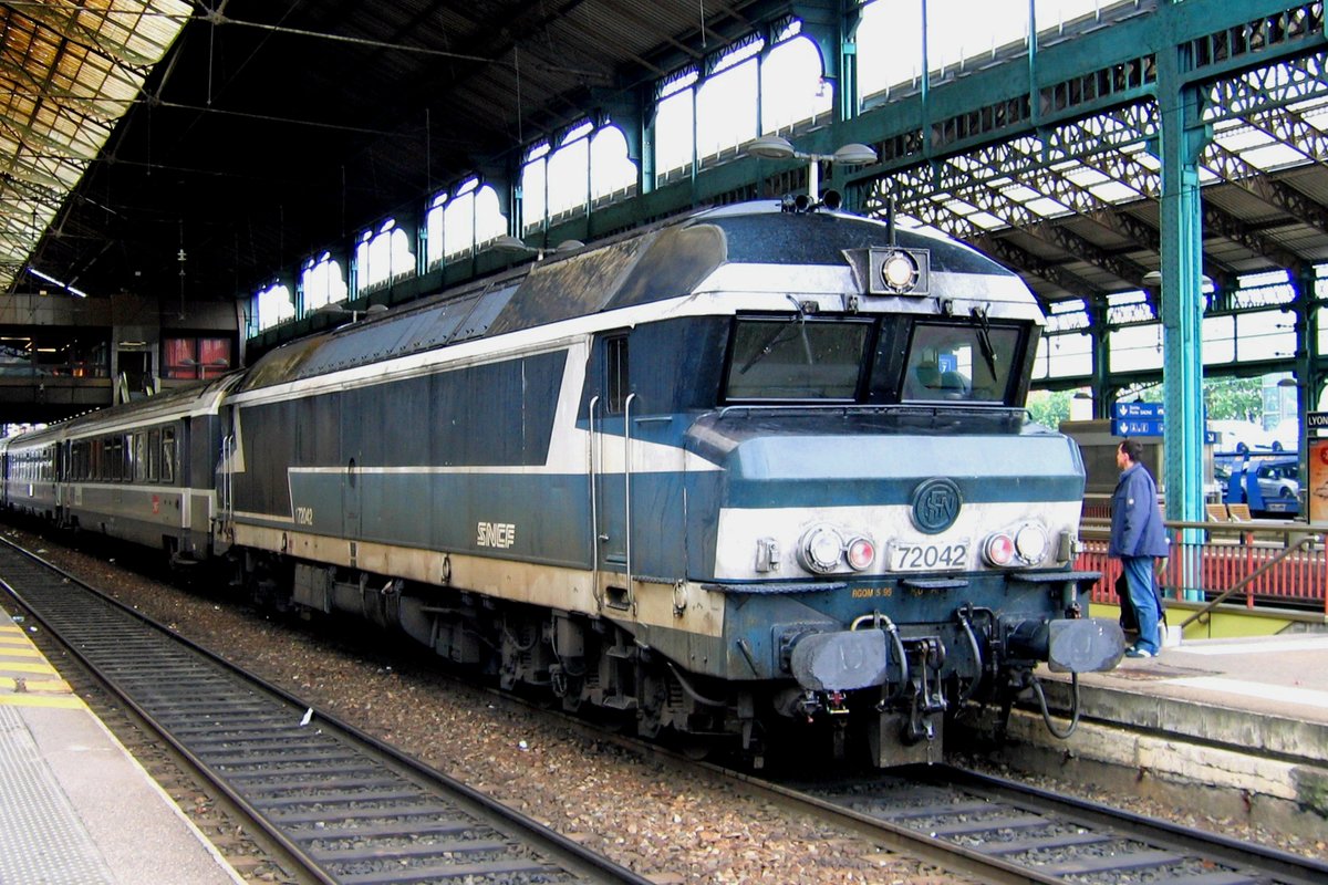 SNCF 72042 calls at Lyon Perrache on 30 May 2008.