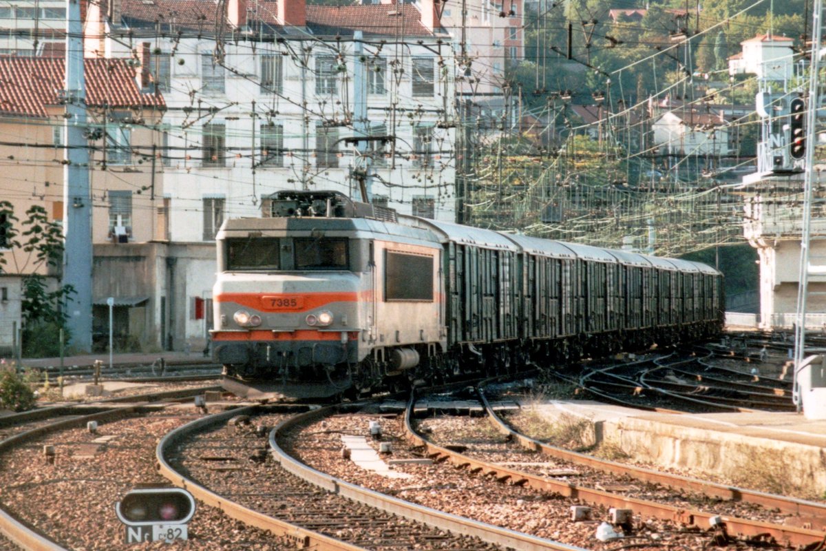 SNCF 7385 hauls a Sernam fast freight through Lyon-Perrache on 29 May 2008.