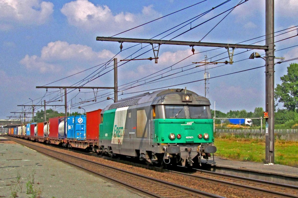 SNCF FRET 67471 hauls an intermodal service through Antwerpen-Noorderdokken on 29 August 2013.