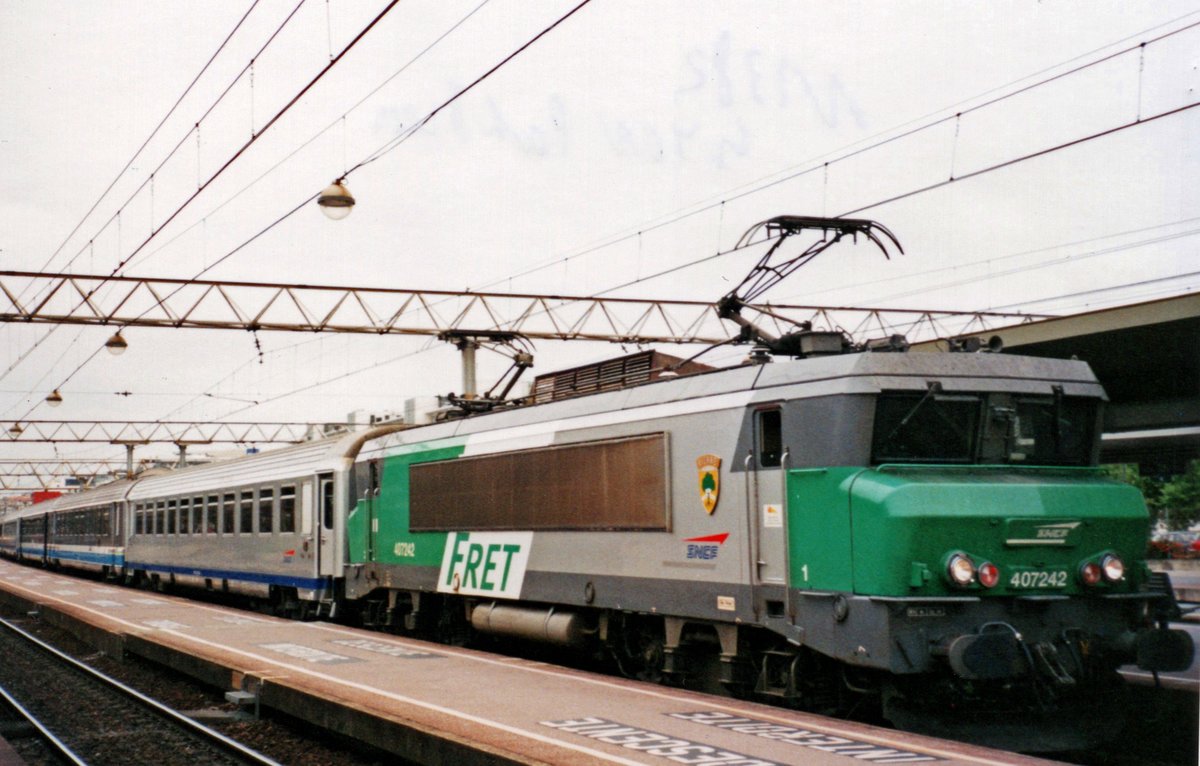 SNCF FRET 7242 stands in Lyon Part-Dieu on 18 September 2004.