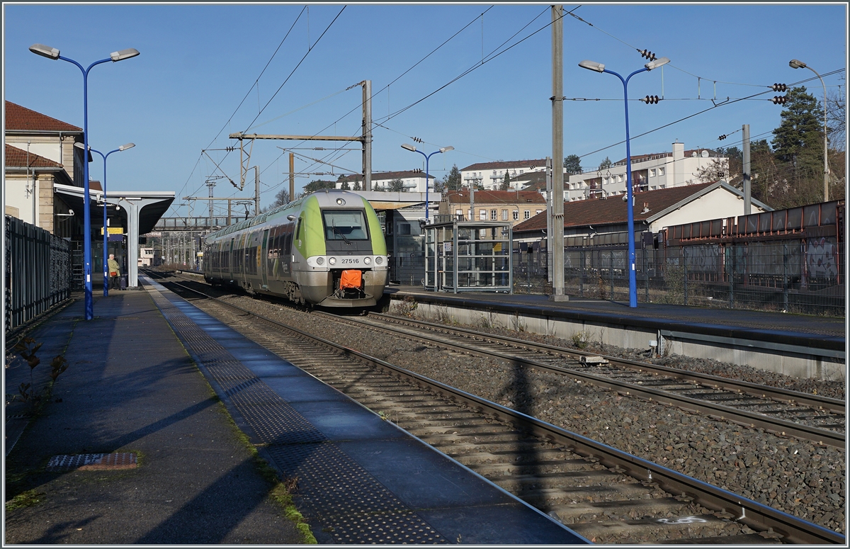 SNCF Z 27516, operating as MOBIGO TER 894008, is en route from Belfort to Besançon Viotte and has arrived at Montbéliard station. Montbéliard lies on the Dole–Belfort line, opened in 1858, and is currently served by TER trains. Before the opening of the TGV line, however, it also had long-distance services, such as night trains from Luxembourg to Port Pou and the SNCF Tourbotrain multiple units from Lyon to Strasbourg. Furthermore, a line connected Montbéliard with Delle from 1868, but passenger service on this line was discontinued in 1938. December 9, 2025
