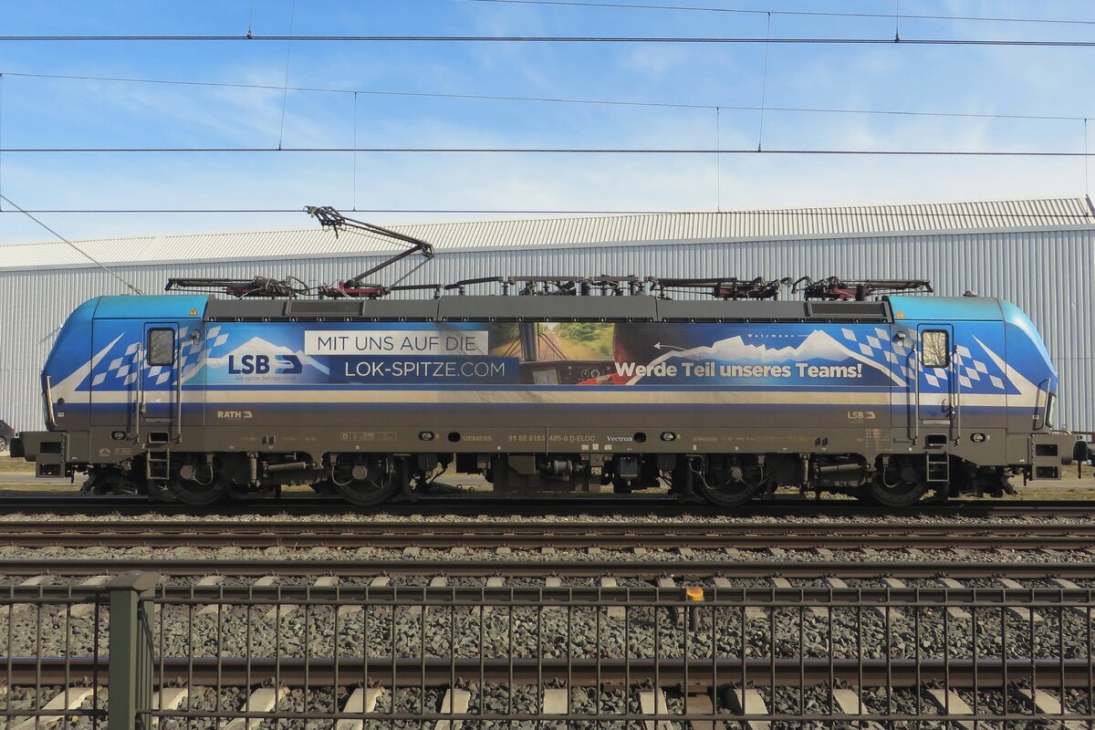 Sneakily polluting the environment? RTB 193 485 'LOK-SPITZE' advertises for the Bavarian alpine region around the Zugspitze, but seems to have more brown than originally applied -on both the aforesaid region as well as the loco... Blerick, 16 March 2022.