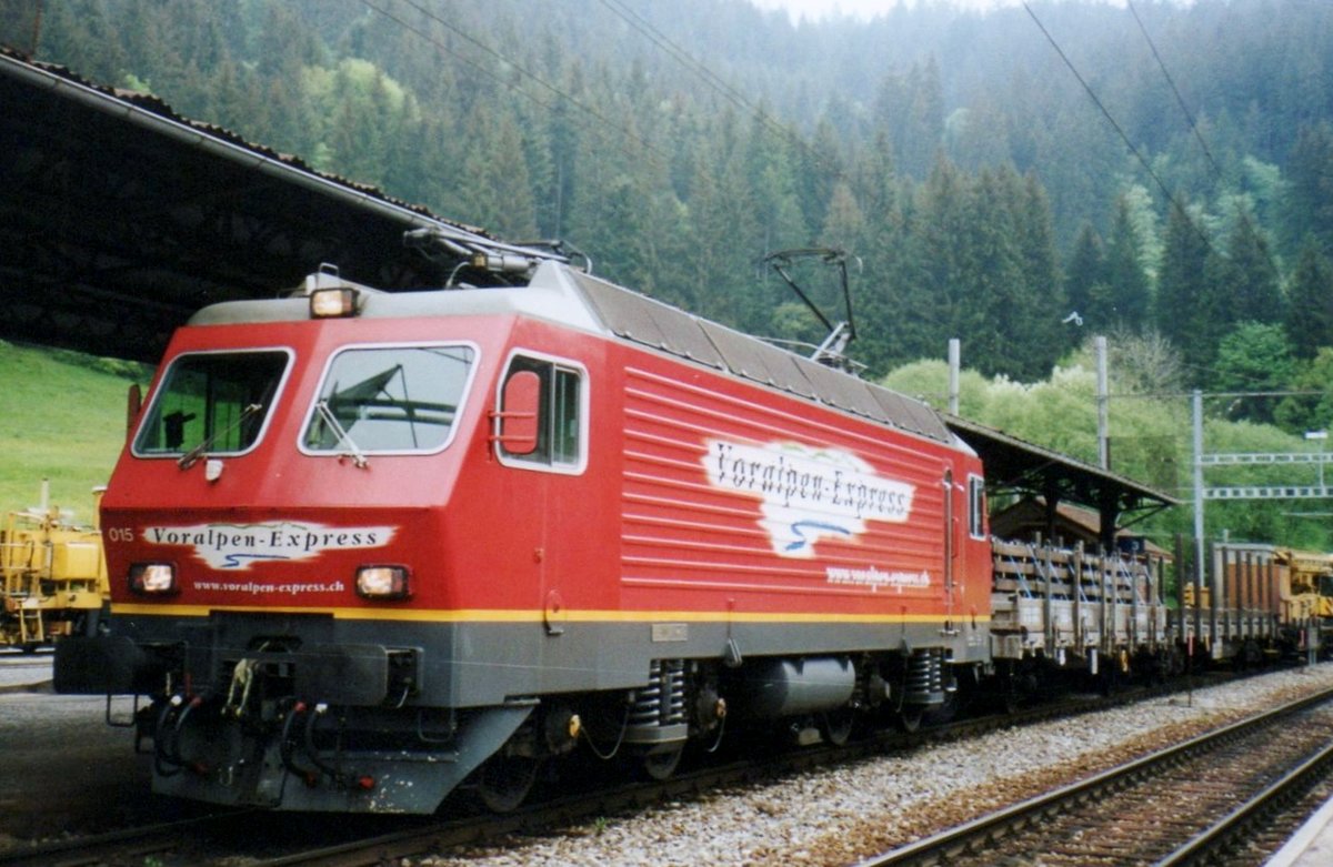 SOB 456 015 hauls a freight through Biberbrugg on 23 May 2004.