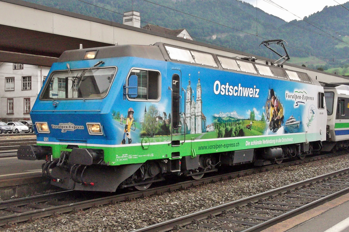SOB 456 091 advertises on 6 June 2015 at Arth-Goldau for her own train, the VorAlpenExpress.