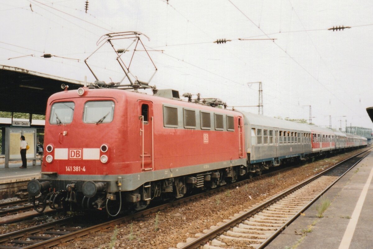 Soccer fans are transported by 141 381 with an extra train through Köln Deutz on 13 April 2001.