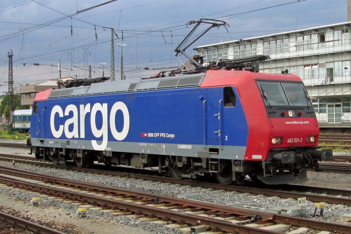 Solo drive for 482 031 through Regensburg Hbf on 17 September 2015.