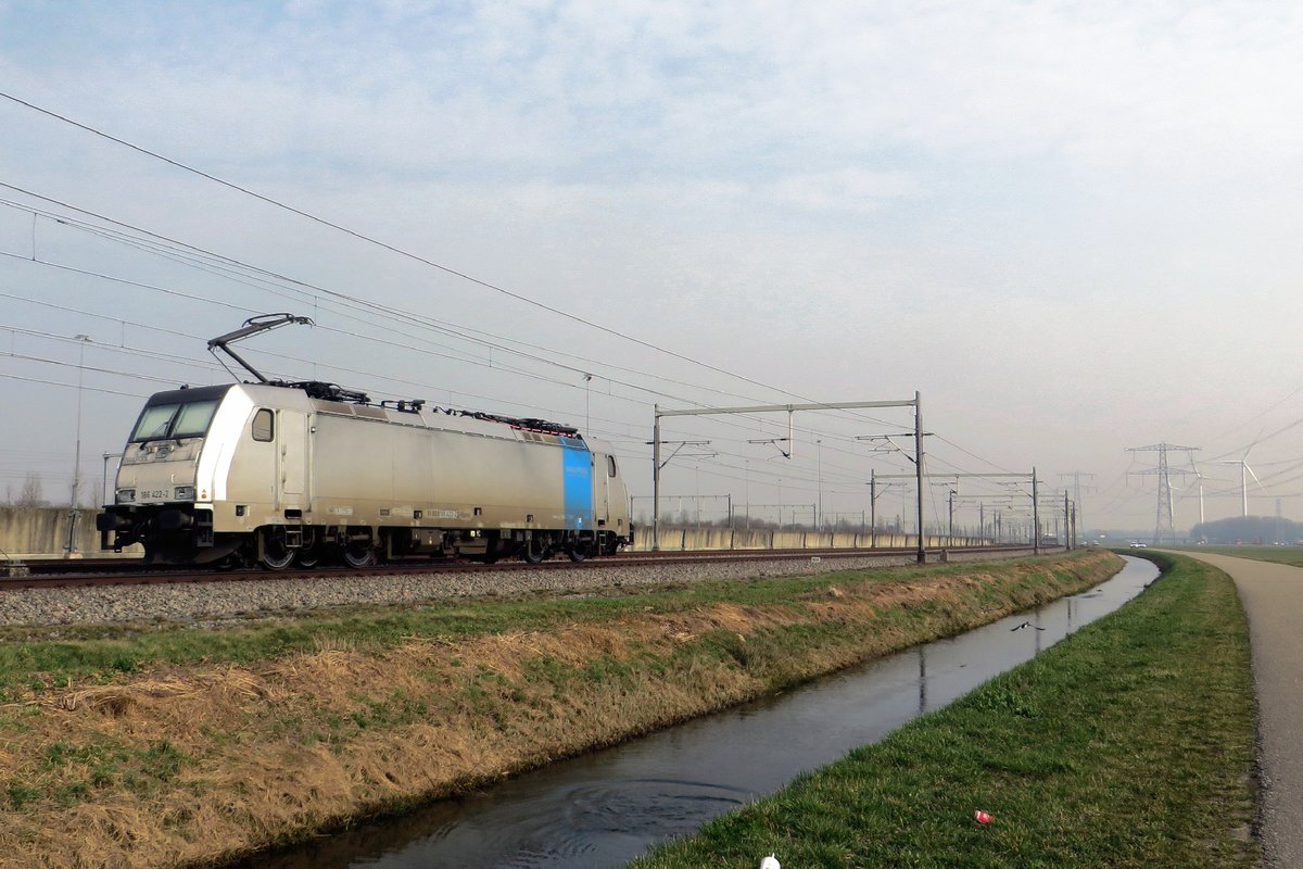 Solo ride for 186 422 passing Valburg on the BetuweRoute freight artery on 4 March 2021.