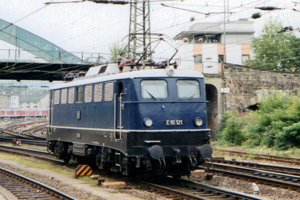 Solo ride for E 10 121 through Aachen Hbf on 3 August 1998.