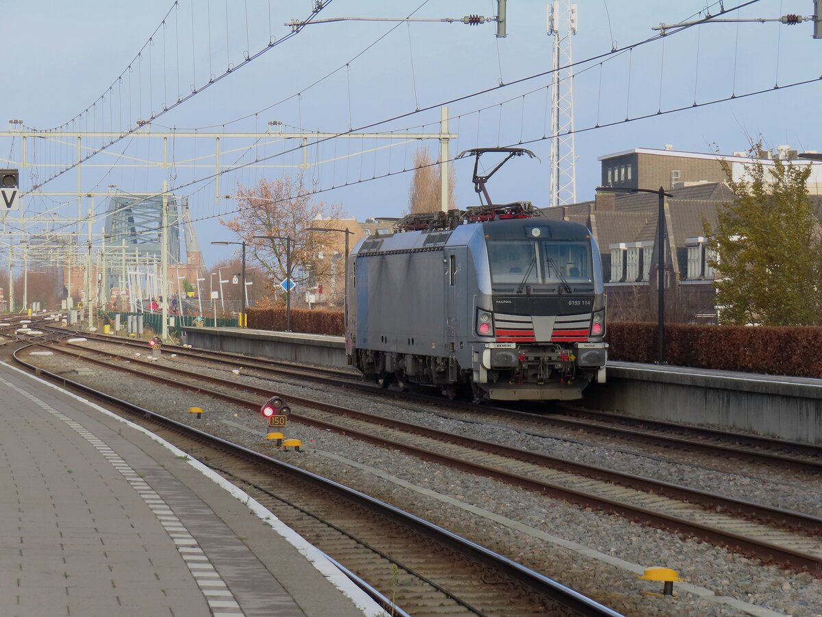 Solo ride for Railpool/RFO 193 114 through Nijmegen on 17 December 2023.