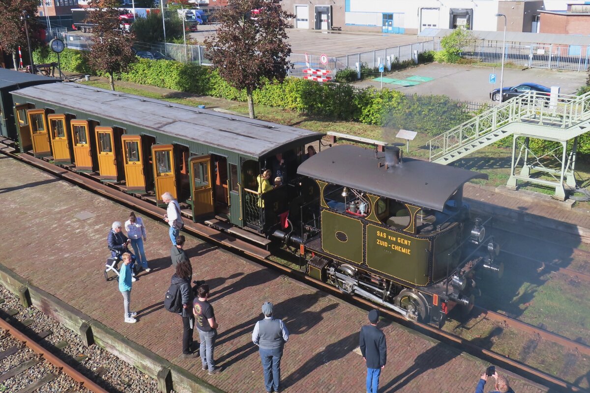 Some interest in the steam train with MBS-2 at Haaksbergen on 14 October 2023 during the MBS Autumn Steam Days.