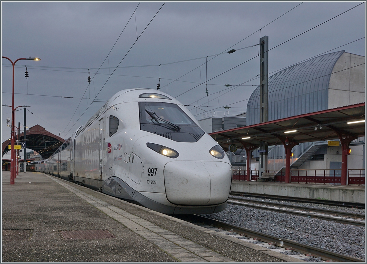 Something completely new: The TGV M Avelina Horizon Rame 997 with the power cars TGV 21 015 and 21 016 is on a test drive and is driving through Strasburg towards Mulhouse.
The trains are scheduled to be used from 2025.

March 12, 2024