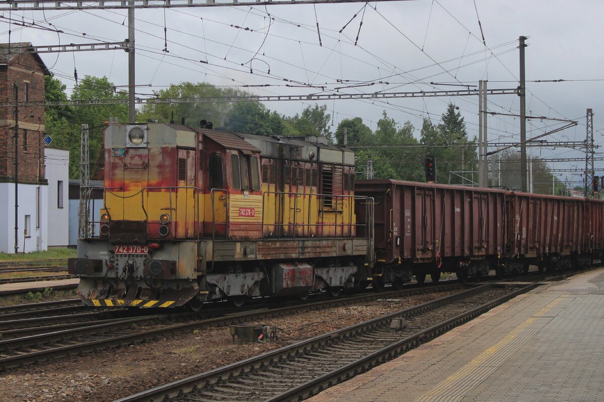 Somewhat less-than-pristine coloured CD 742 370 shunts on 28 May 2025 at Jihlava.