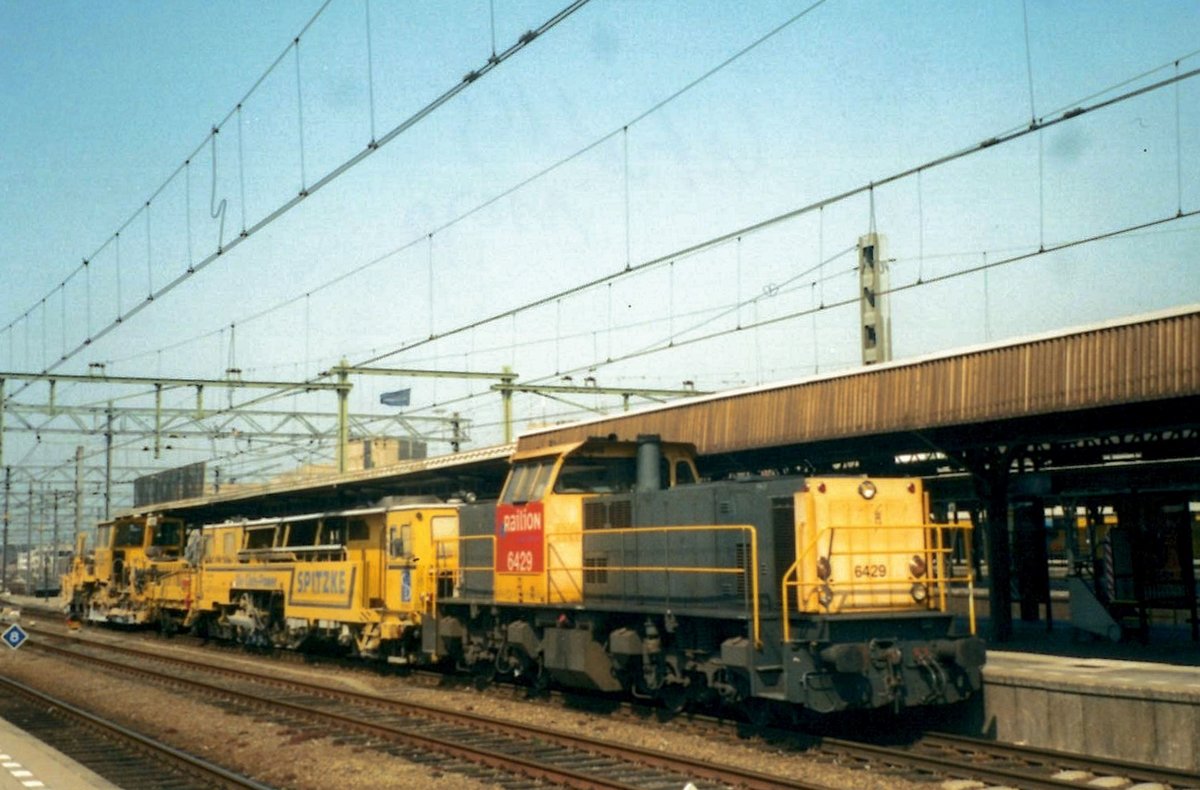 Spitzke maintenance train with 6429 at the reins passses through Utrecht on 23 April 2003.