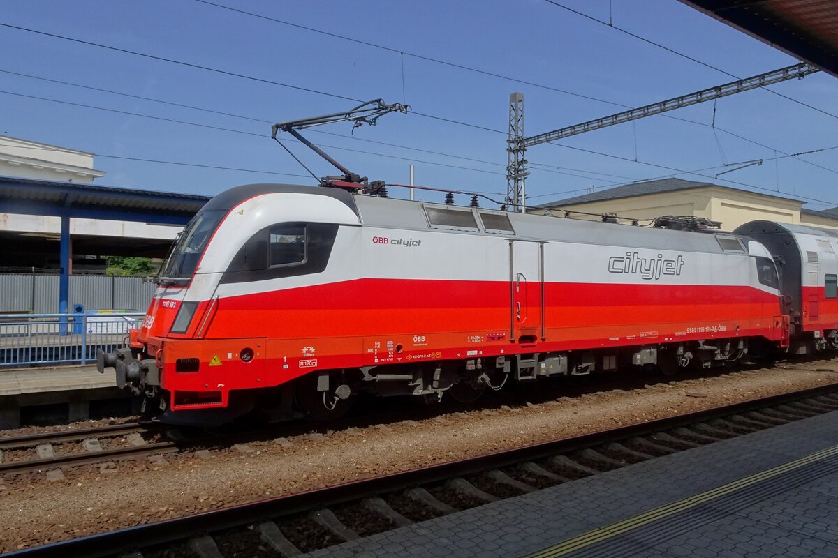 Sporting CityJet colours ÖBB 1116 181 stands with double deck coaches -also in Cityjet colours- in Breclav on 22 May 2023.