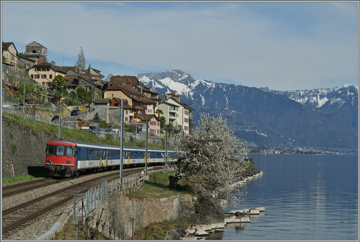 Spring time by St Saphorin: A RE on the way to St Maurice.
15.04.2015