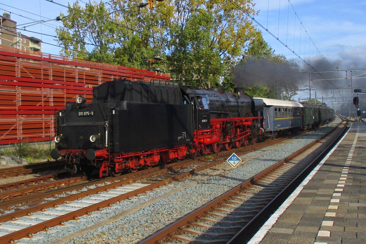 SSN 011 075 hauls a steam shuttle into Gouda station on 7 October 2018.