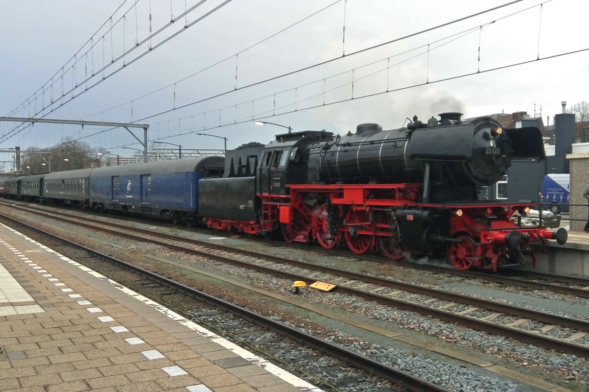 SSN 23 023 stands at Venlo with the Kerst-expres to the X-Mas market at Bonn on 21 December 2019.
