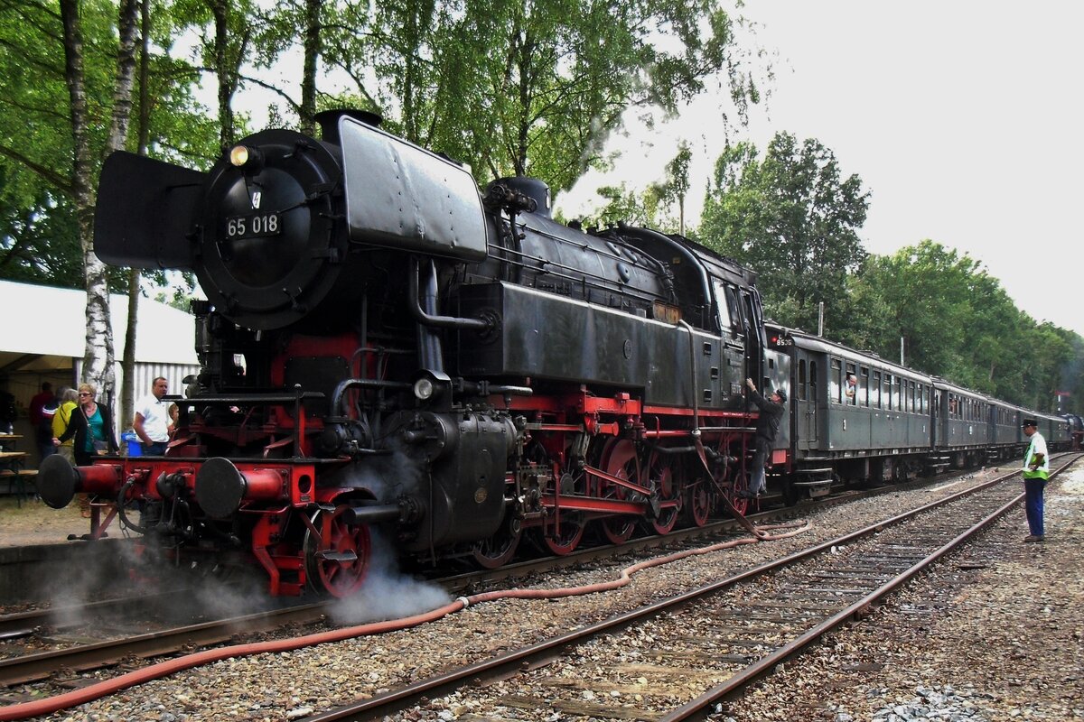 SSN 65 018 has just hauled a VSM train into Loenen on 2 September 2012.