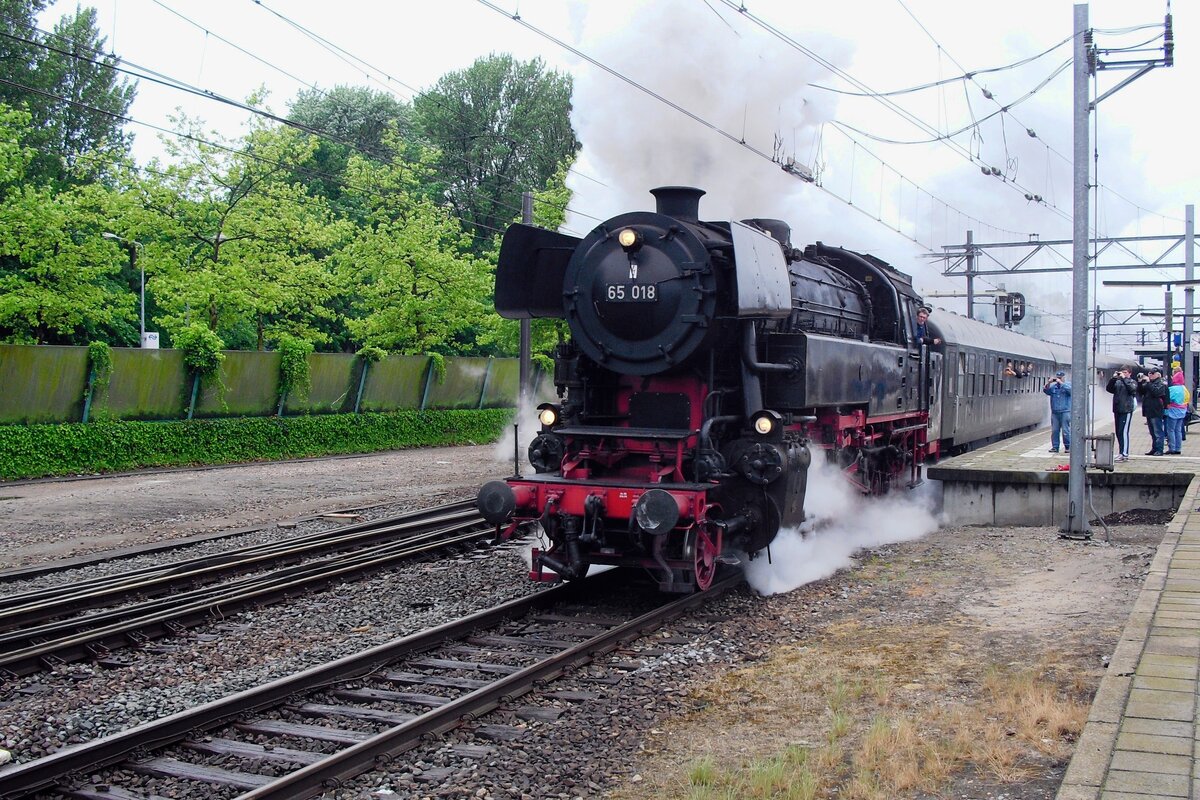 SSN 65 018 leaves Dordrecht on 2 July 2012 during the steam festival Dordt in Stoom.