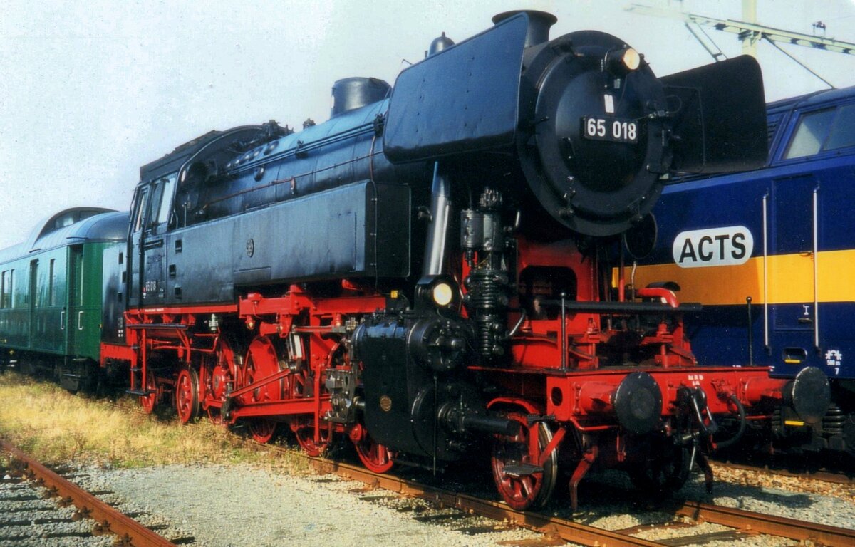 SSN 65 018 stands at hengelo during an exhibition on 4 October 1999.