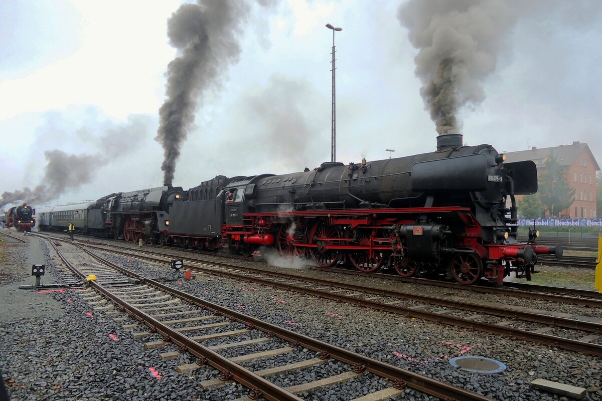 SSN's 011 075 was guest at the DDM in Neuenmarkt-Wirsberg during the weekend on 20/21 September 2014. Here she leaves the station of Neuenmarkt-Wirsberg with one of the many steam shuttles across the Schiefe Ebene on 21 September 2014.