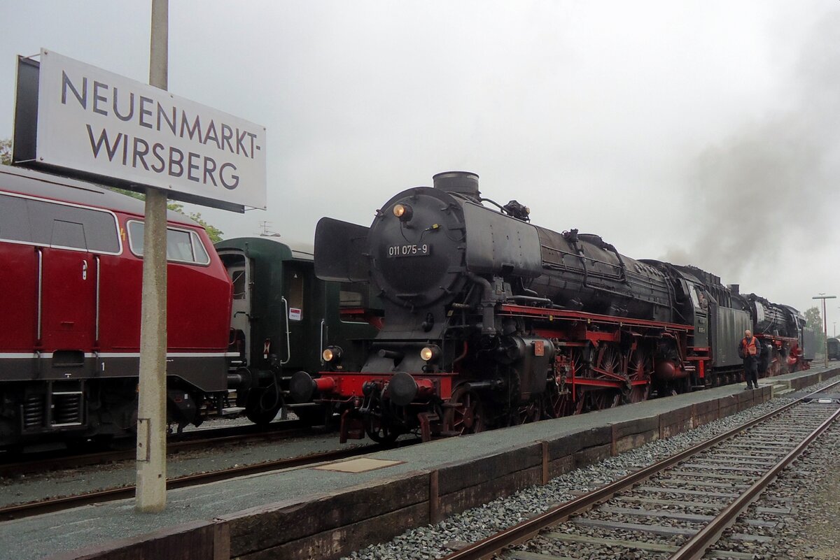 SSN's 011 075 was guest at the DDM in Neuenmarkt-Wirsberg during the weekend on 20/21 September 2014. Here she stands op 20 September 2014 in the deutsches dampflokmuseum that boast -among a massive collection of locomotives and railway parafernalia, also the old station board of Neuenmarkt-Wirsberg.