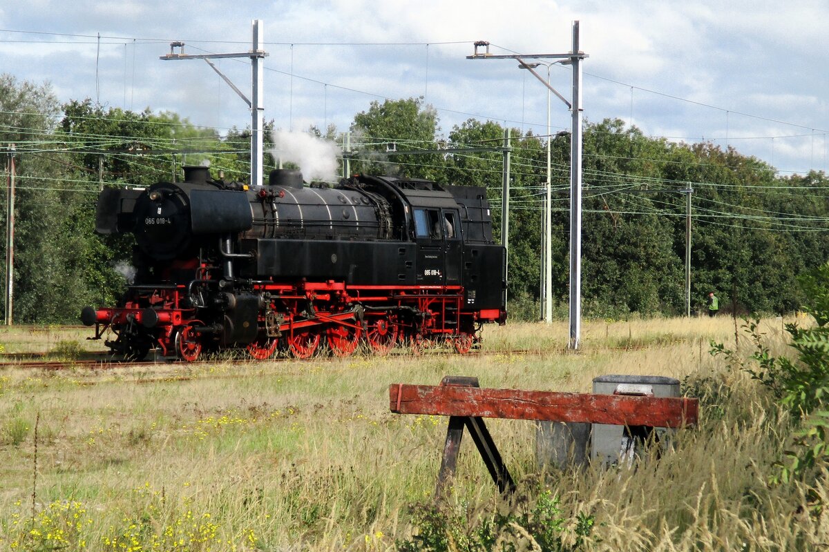 SSN's 065 018 takes a break at Rotterdam Noord-Goederen SSN on 7 October 2018.